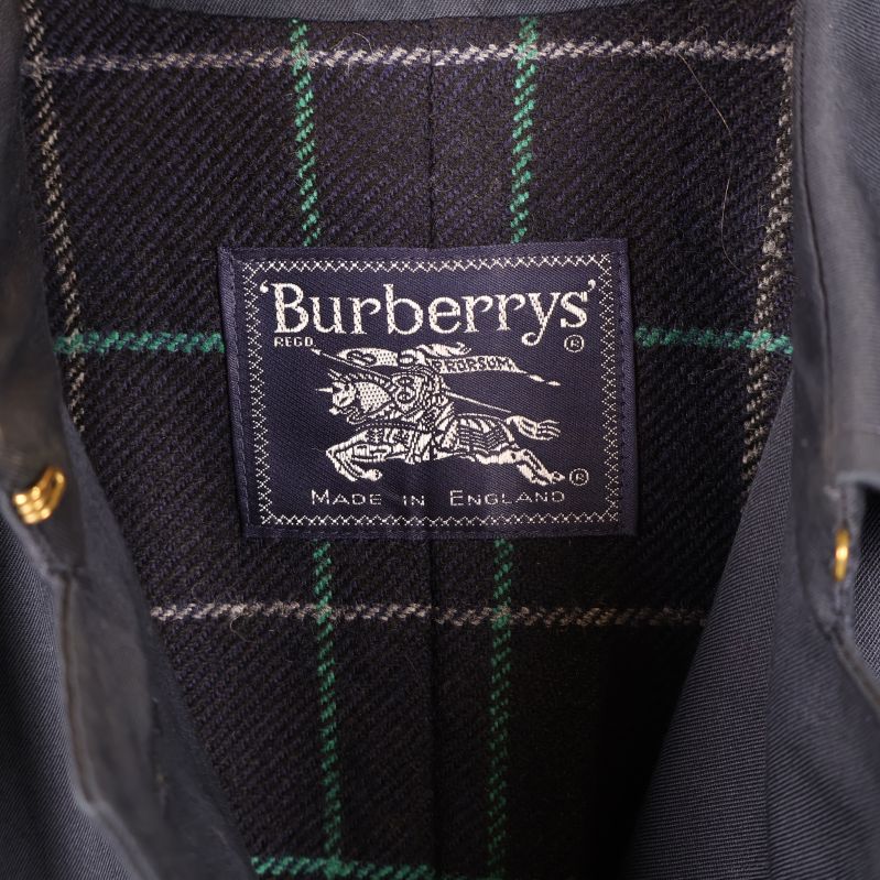 Burberrys etikett på rutigt innerfoder i blå trenchcoat