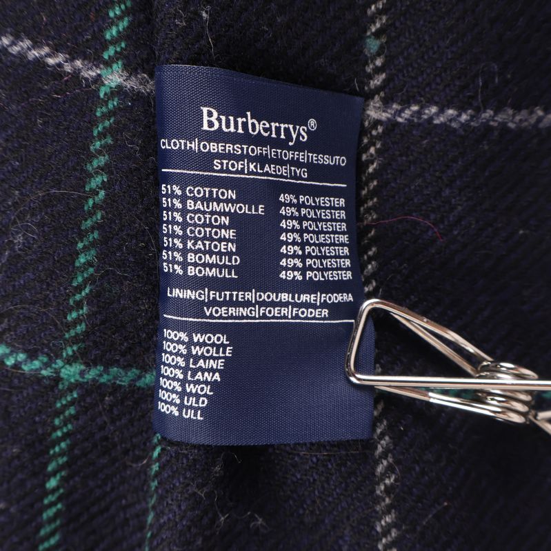 Materiallapp visar sammansättning och foderväv på trenchcoat