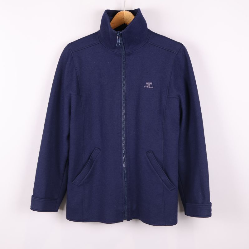 Blå jacka med hög krage och dragkedja fram