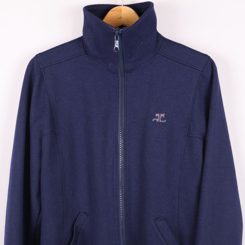 Detalj av blå jackas bröstparti med logga