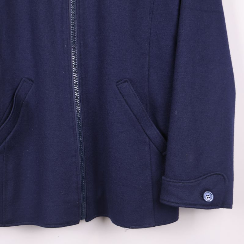 Blå jackas ärmslut med knappdetalj