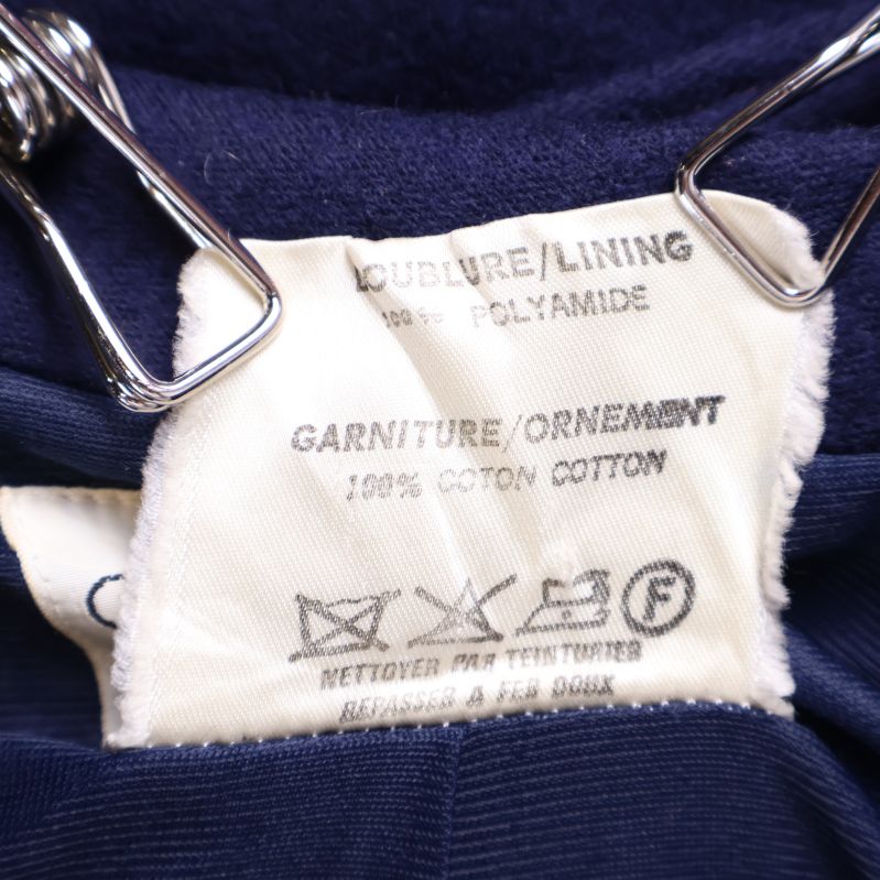 Materialetikett för jackans foder och detaljer