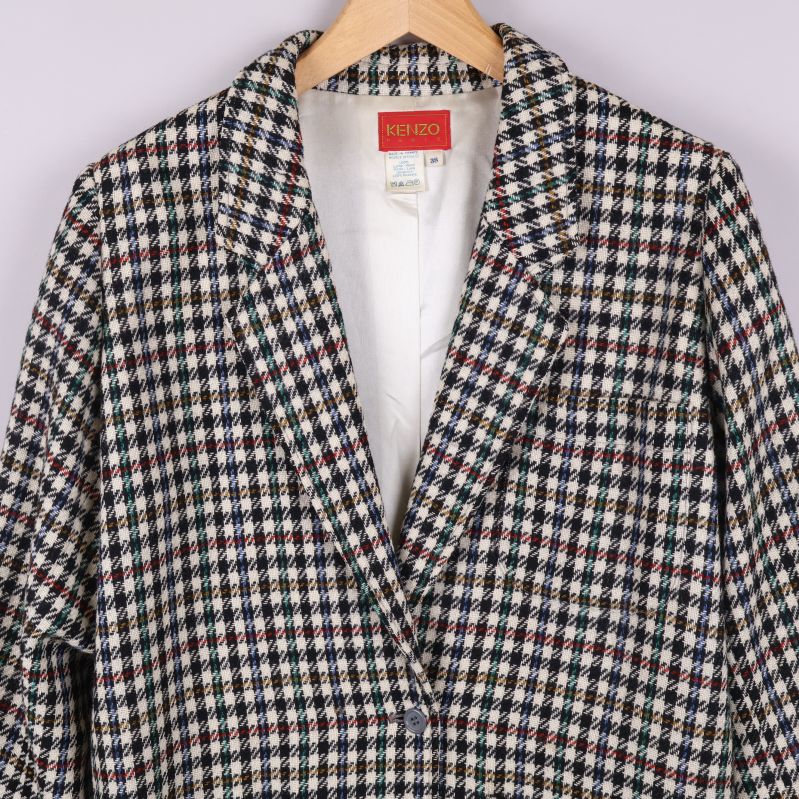 Framsida upptill med slag och Kenzo-logga