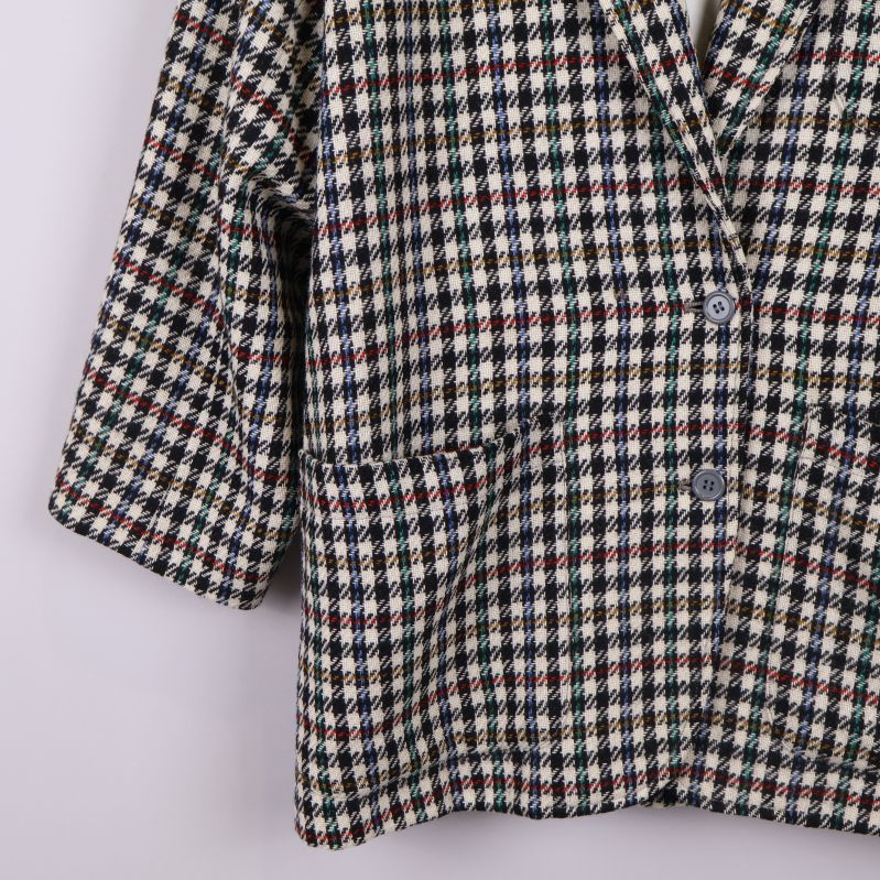 Närbild av nedre del med fickor och knappar