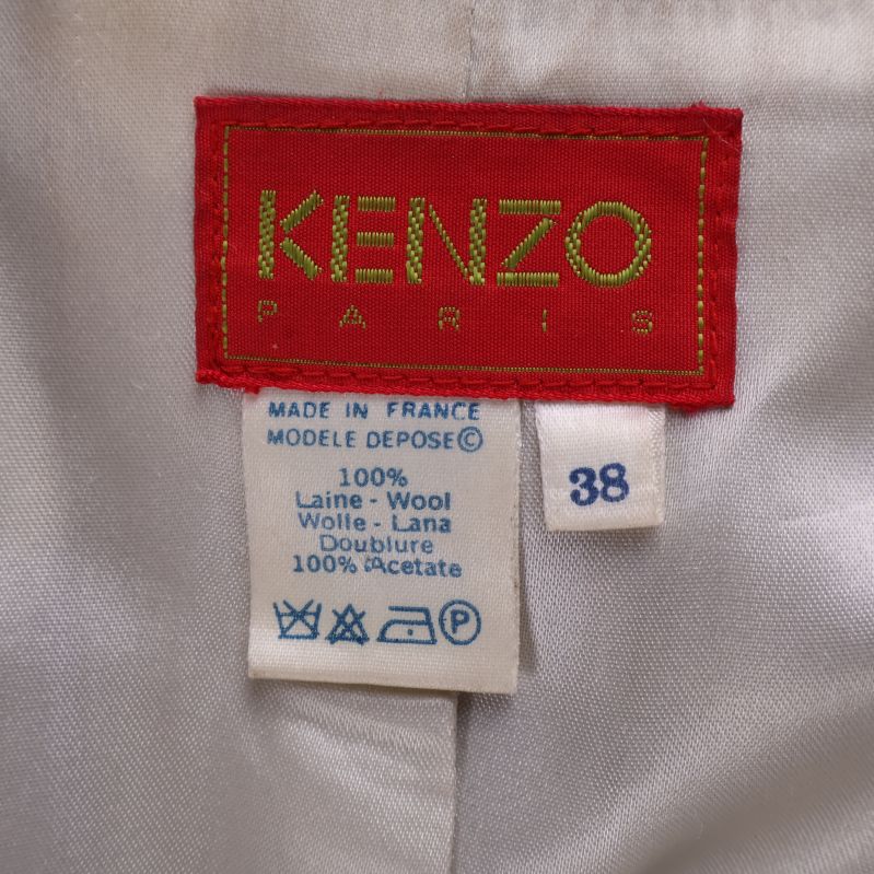 Etikett med Kenzo-logga och materialinfo i närbild