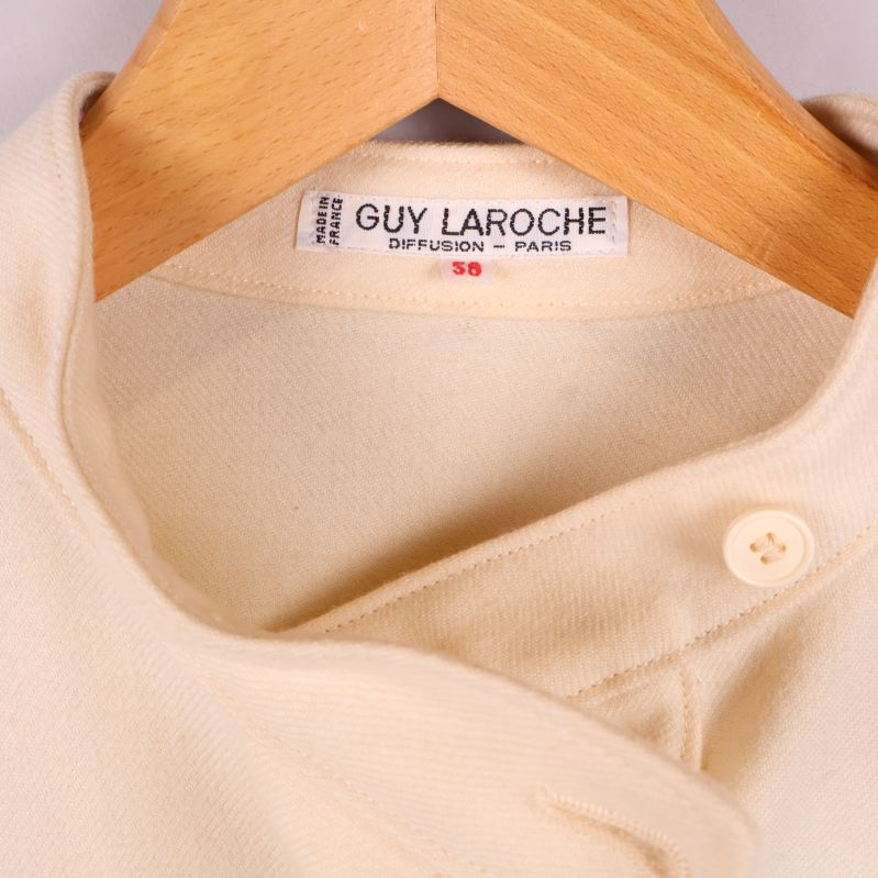 Nära på krage och etikett med Guy Laroche logotyp