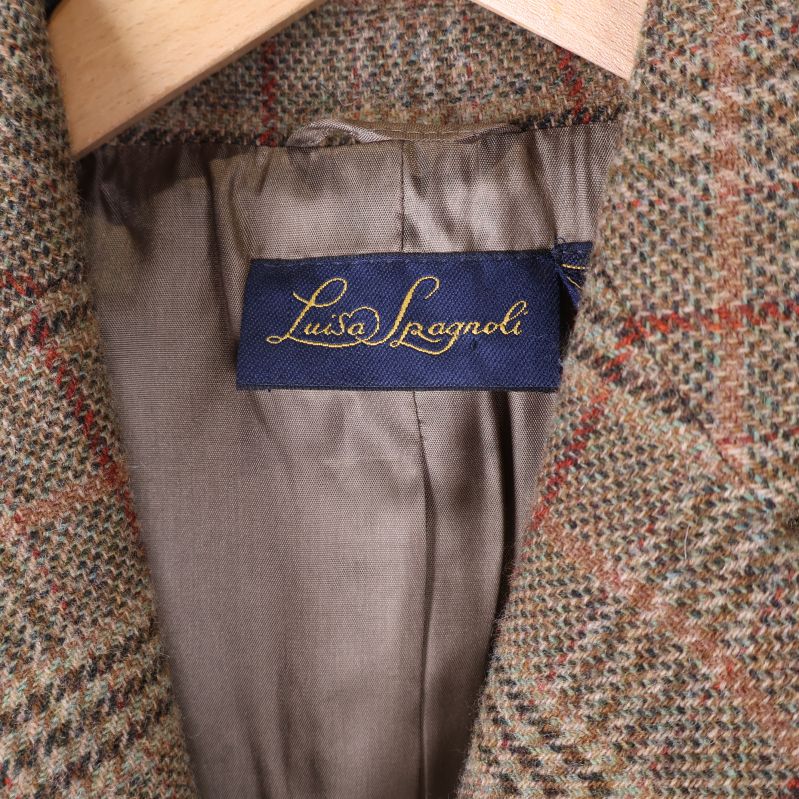 Närbild på Luisa Spagnoli-etikett i kavajens krage