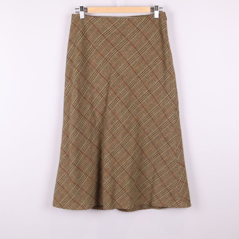 Rutigt kjol med lätt utsvängd modell framifrån