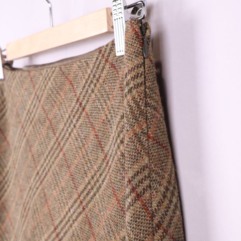 Närbild på kjolens midja och dragkedja i rutigt tyg