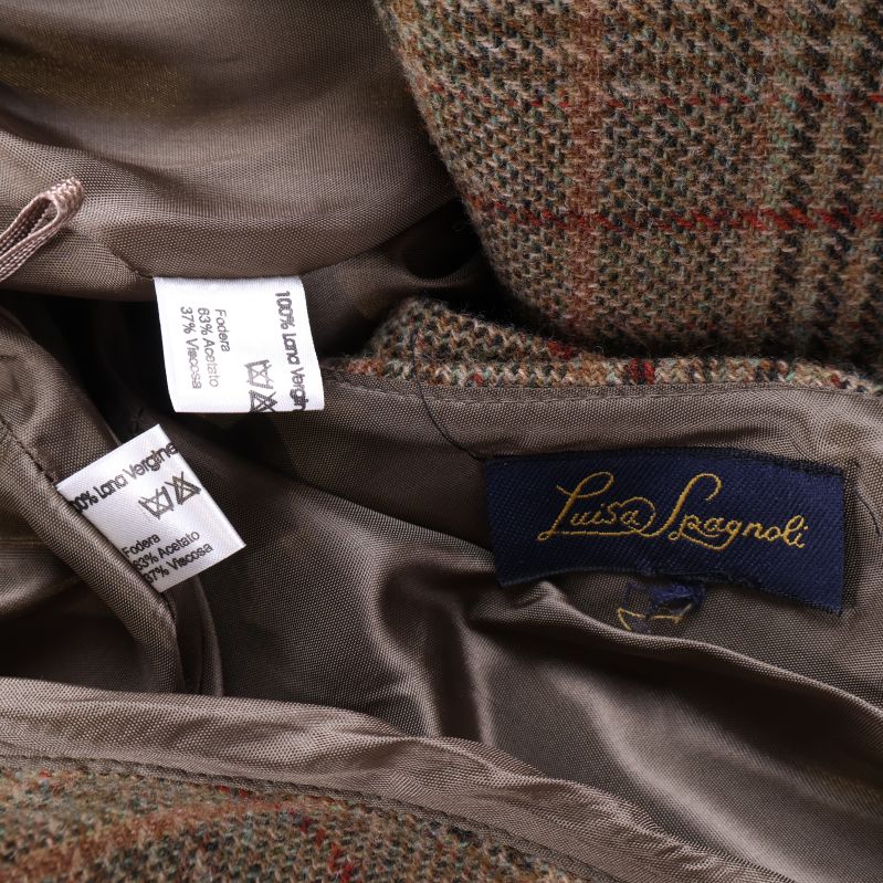 Närbild på insidan och materialetikett i kavaj med Luisa Spagnoli-märke