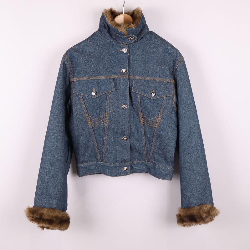 Jeansjacka framifrån med fuskpäls på krage och ärmar