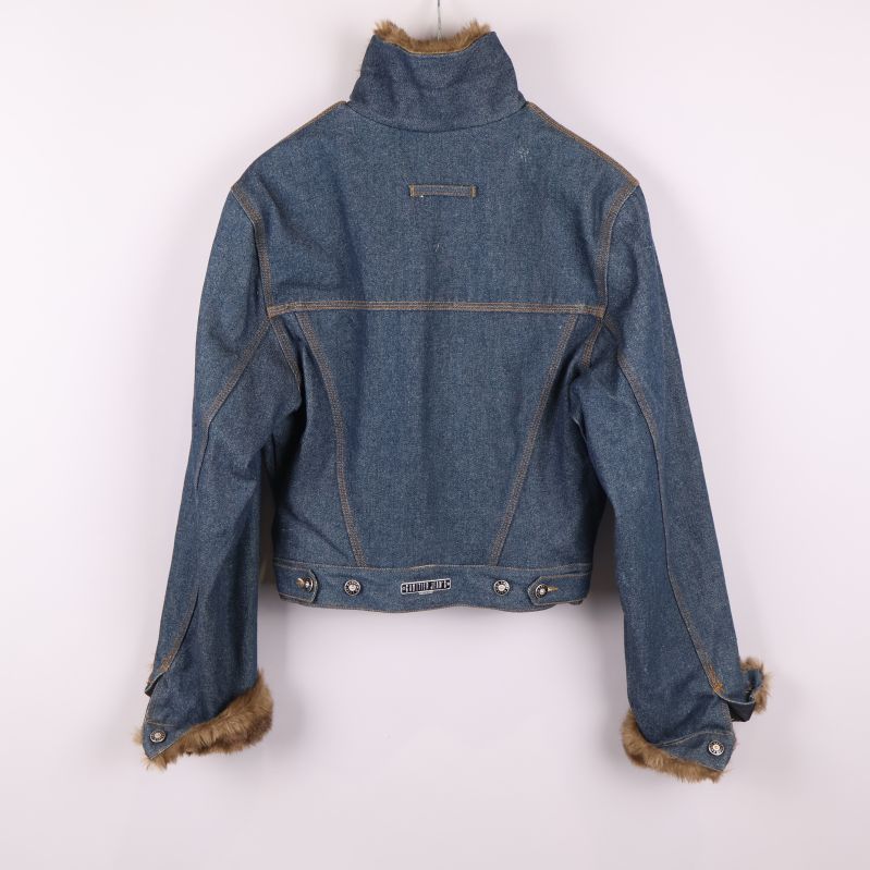 Jeansjackans baksida med detaljerad sömnad