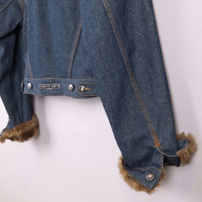 Närbild av jackans nederkant och ärmslut med fuskpäls