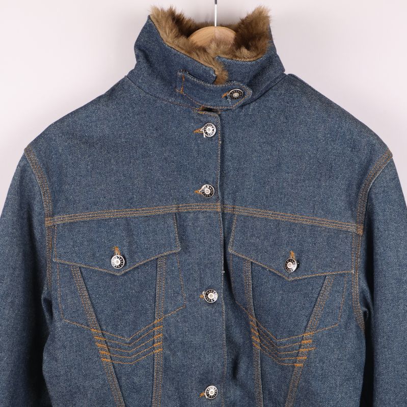 Närbild av överdelen på jeansjackan med krage