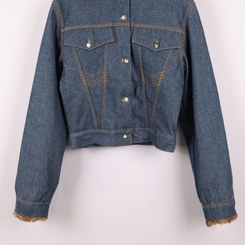 Nedre delen av jeansjackans framsida visas