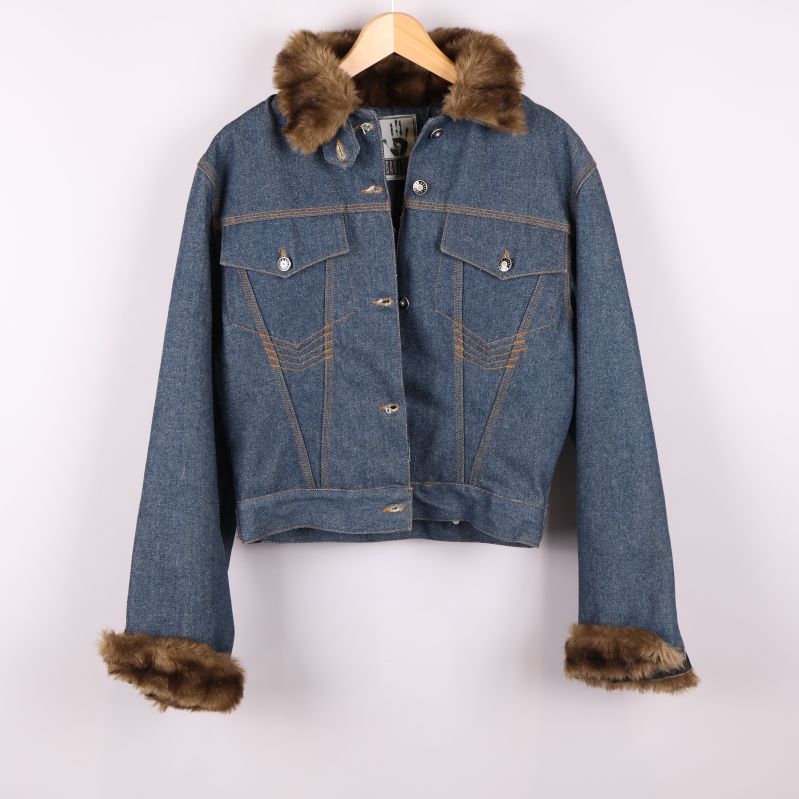 Jeansjacka fotad framifrån