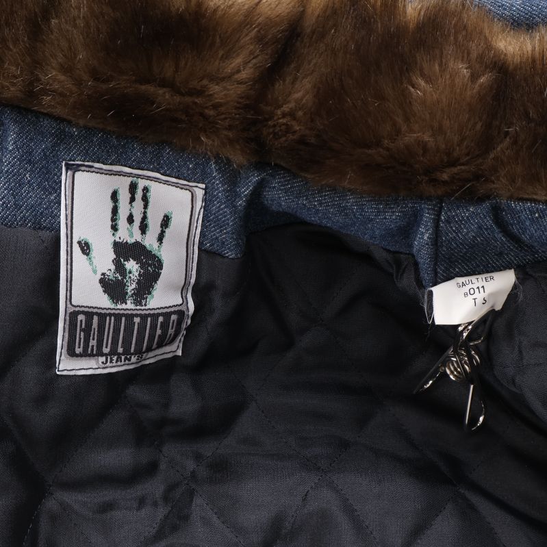 Närbild av märkesetikett inuti jackan från Gaultier Jeans
