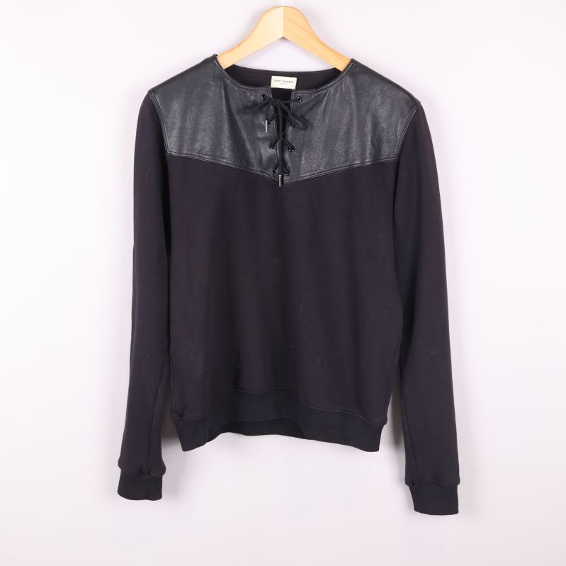 Svart sweatshirt med glänsande läderparti och snörning fram