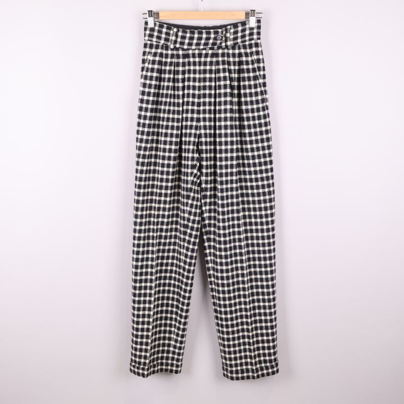 Framsida av svarta och vita rutiga byxor 