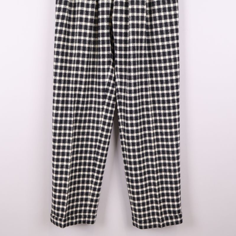 Detaljbild på benens nederdel av rutiga byxorna