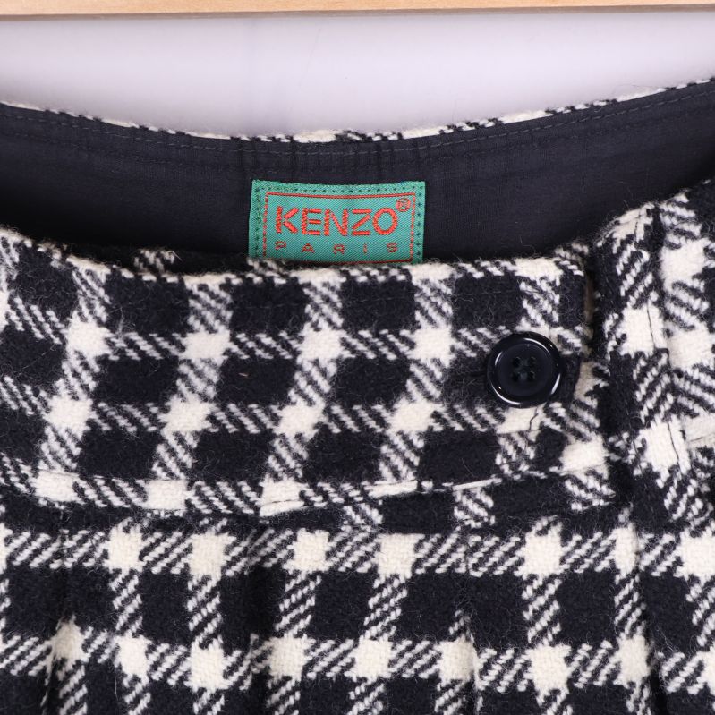 Närbild på midja och Kenzo-märke på byxorna