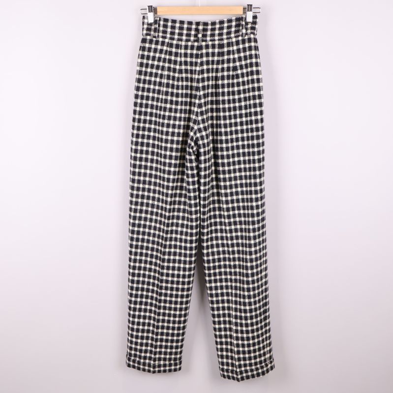 Baksida av svarta och vita rutiga byxor 
