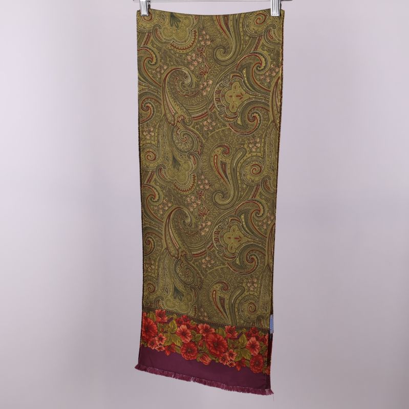 Sjal i grönt paisleymönster med röd och lila bård upphängd