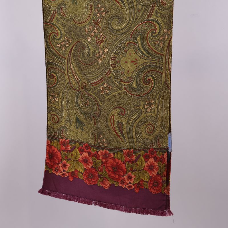 Närbild nedre kant på sjal med blommig lila och röd bård