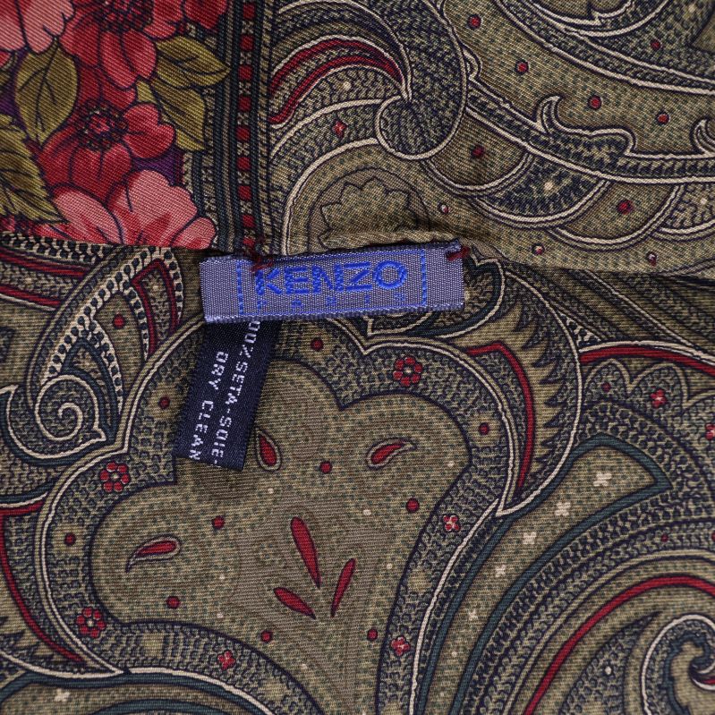 Kenzo-etikett på paisleymönstrad sjal nära blommig bård