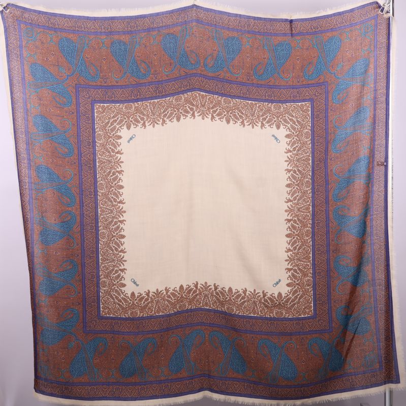 Helbild på hela sjalen fotad bakifrån