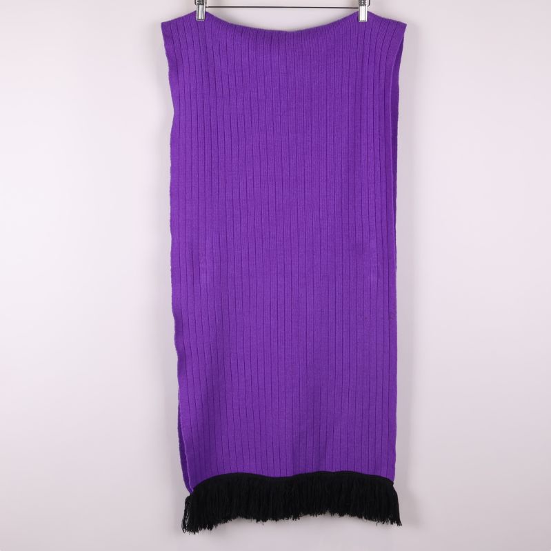 Halsduk i lila med svarta fransar upphängd