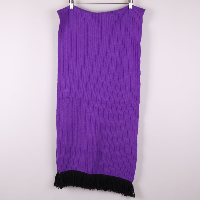 Baksida av lila halsduk med svarta fransar