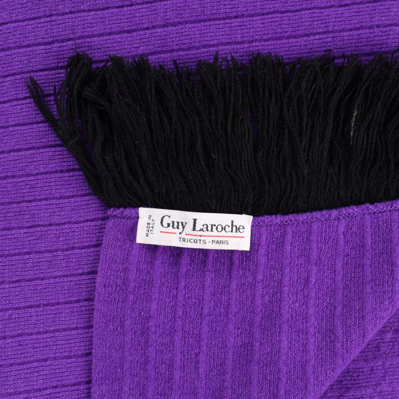 Närbild på Guy Laroche-märket och franskanten