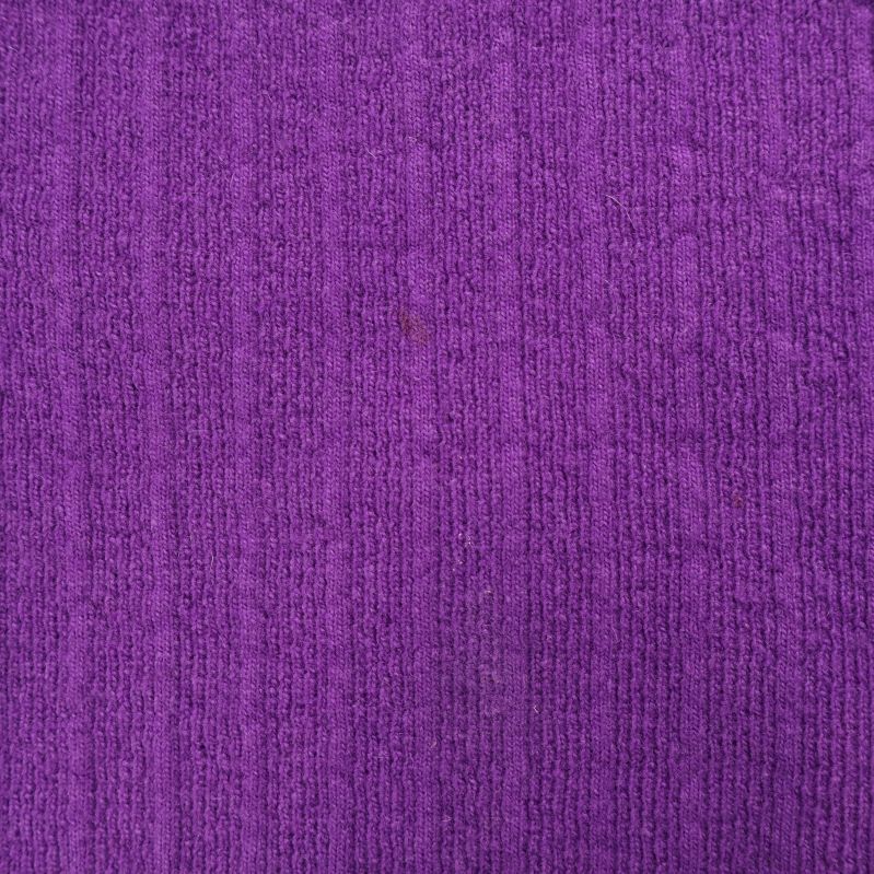 Närbild på ribbad yta med mindre fläck