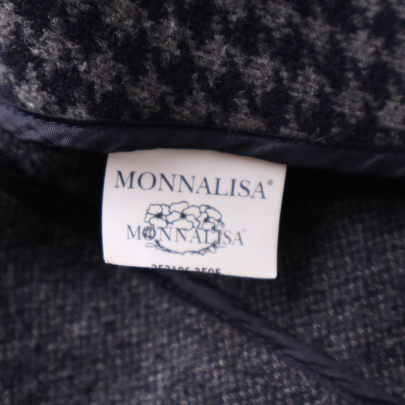 Närbild på Monnalisa-varumärkesetikett i kavajen