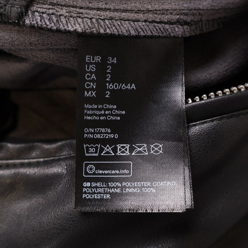 Materiallapp som visar 100 procent polyester och polyuretan
