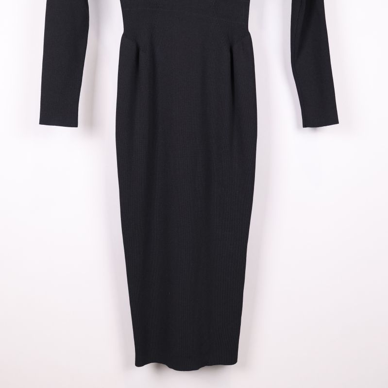 Närbild på nederdelen av svart klänning med rak passform