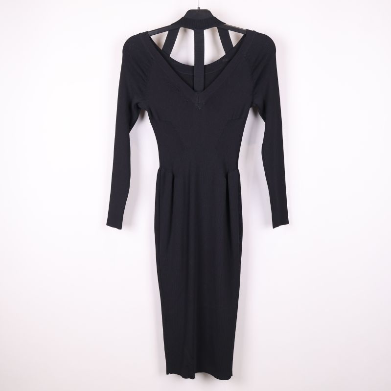 Svart klänning bakifrån med banddetaljer och lång ärm