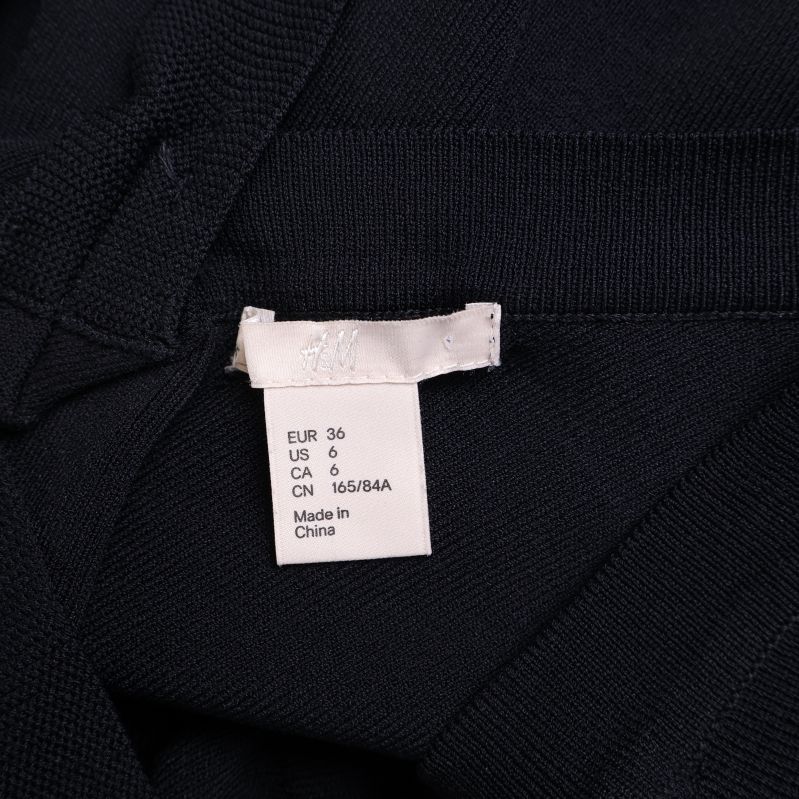 Storleksetikett visar EUR 36 på svart tyg