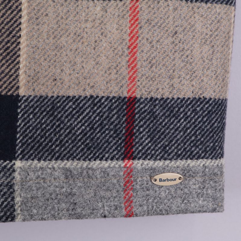 Närbild på Barbour-logga och rutigt tyg