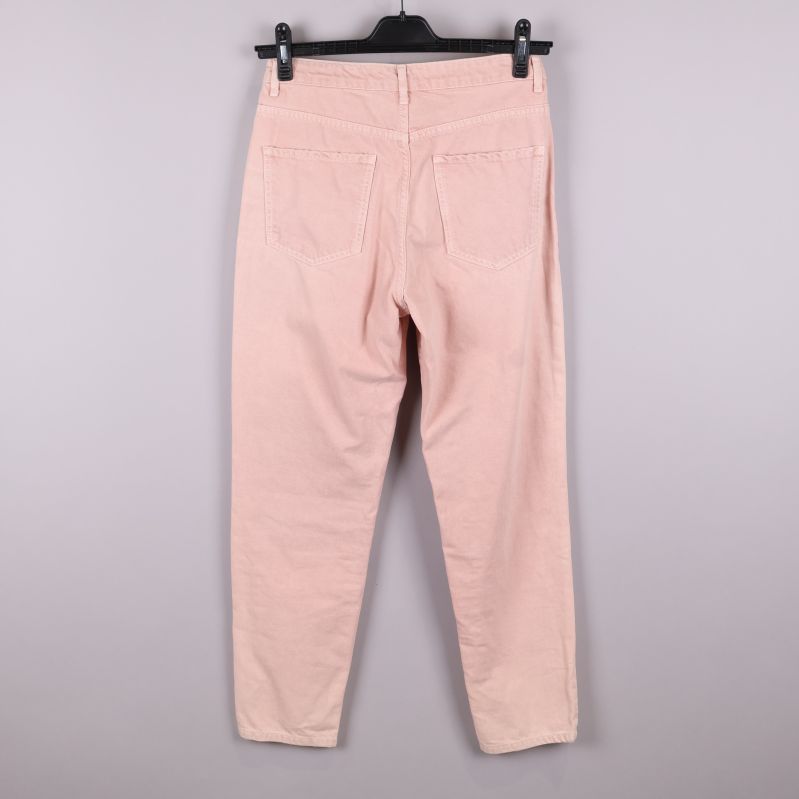 Baksidan på ljusrosa jeans med bakfickor