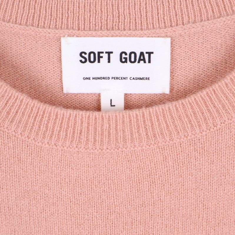 Närbild på märkesetikett Soft Goat och storlek L