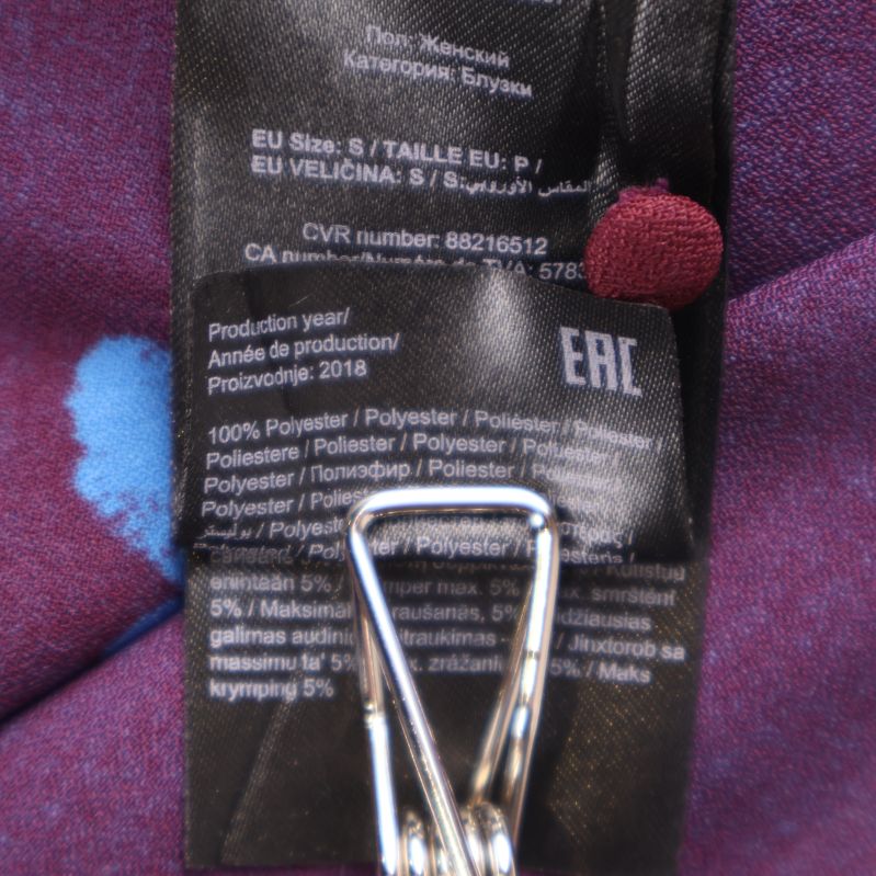 Materialetikett med information om polyester