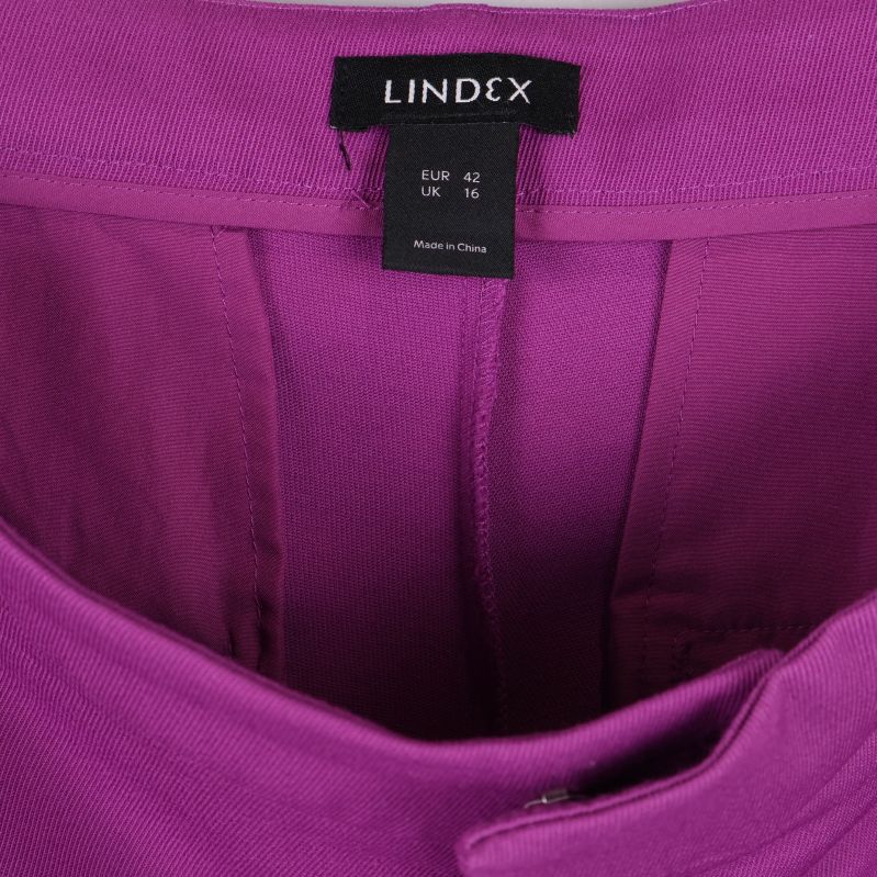 Lindex storleksetikett och lila tyg