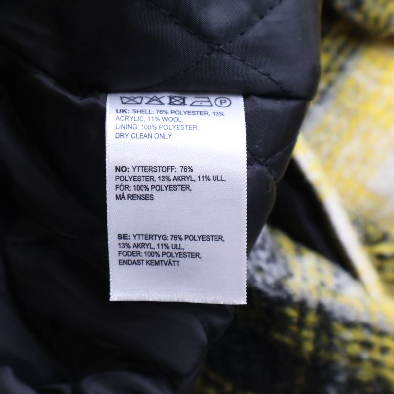 Tvättrådslapp med materialinformation och skötselråd