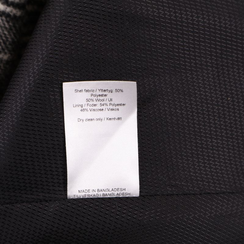Materiallapp med information om polyester, ull och viskos