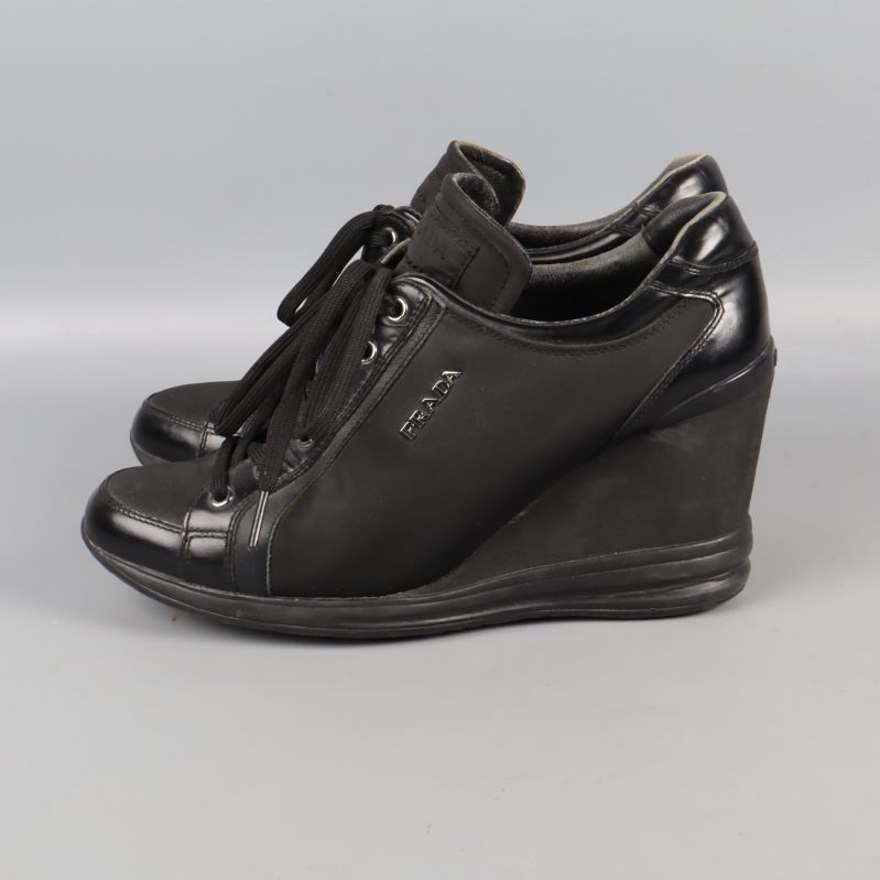Svarta sneakers med kilklack från motsatt sida
