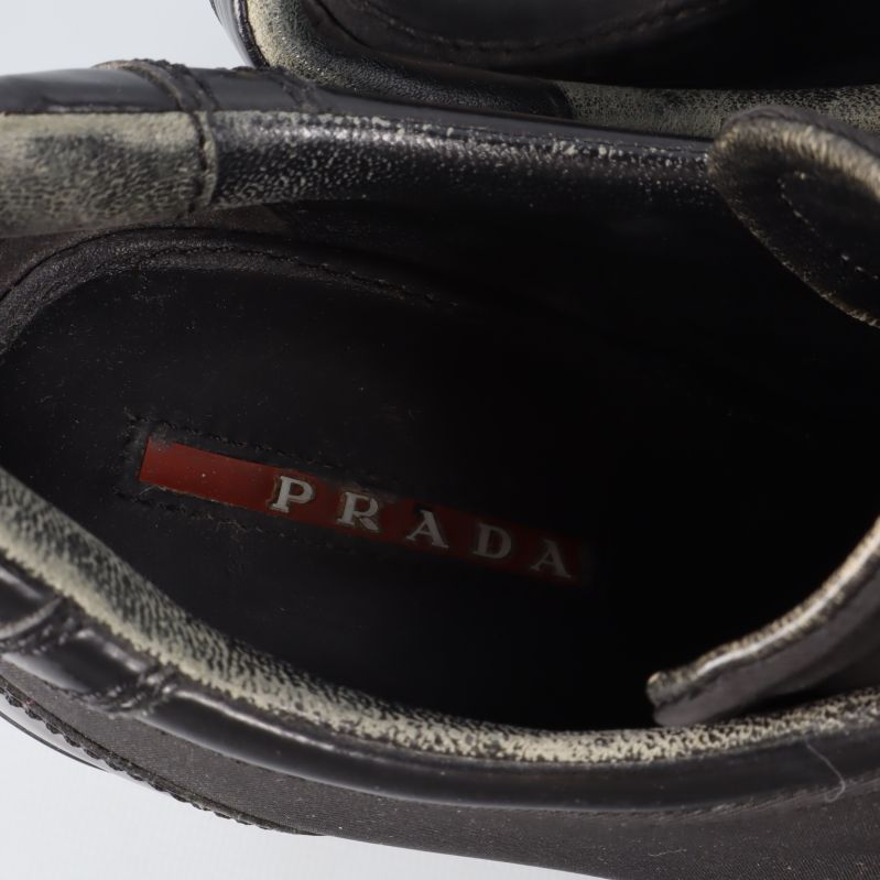 Närbild av PRADA-logo på innersulan i skon