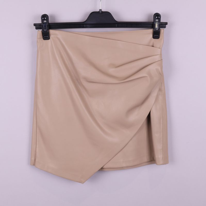 Beige omlottkjol i konstläder framtill