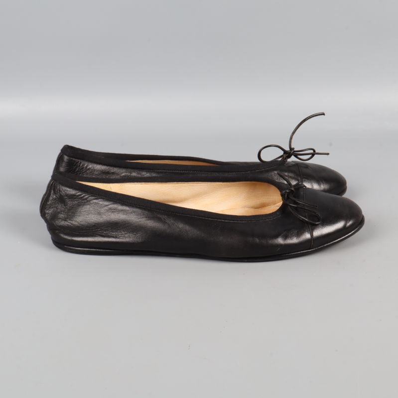 Svarta ballerina sedd från sidan på grå bakgrund